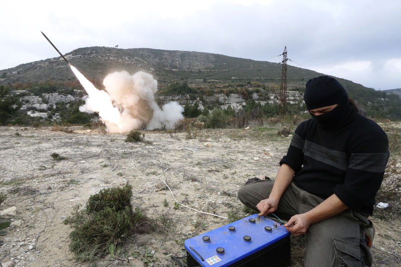 © Reuters. Combatente rebelde sírio dispara míssil de longa distância Grad contra forças do presidente Bashar Al-Assad na cidade de Jableh, na província de Latakia