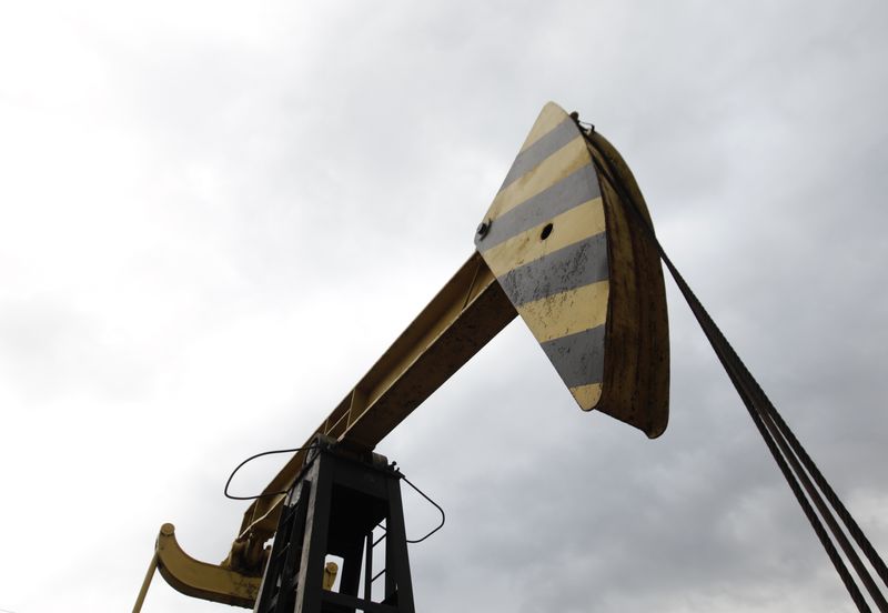 © Reuters. Нефтяной станок-качалка Роснефти в Краснодарском крае
