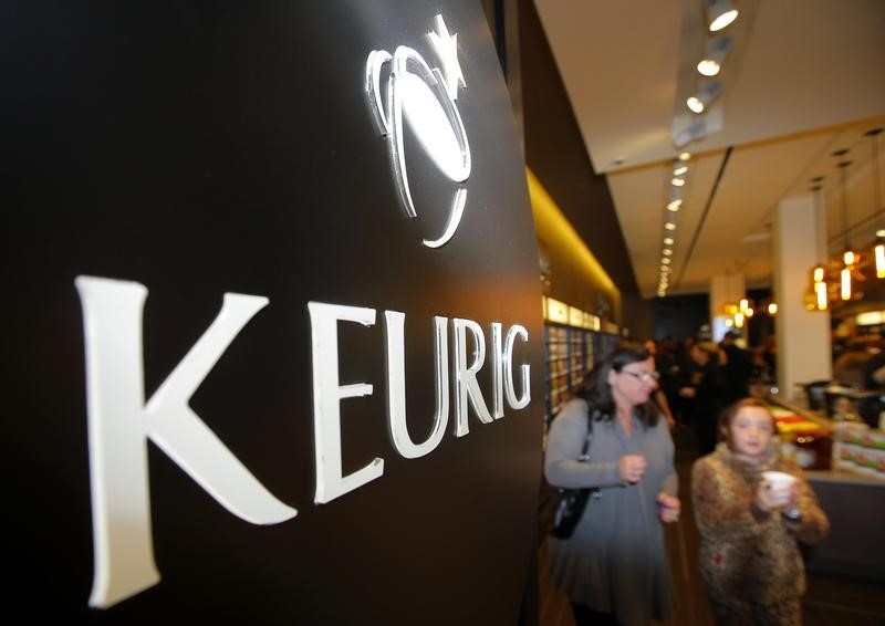 © Reuters. Customers shop at the newly opened Keurig retail store Burlington