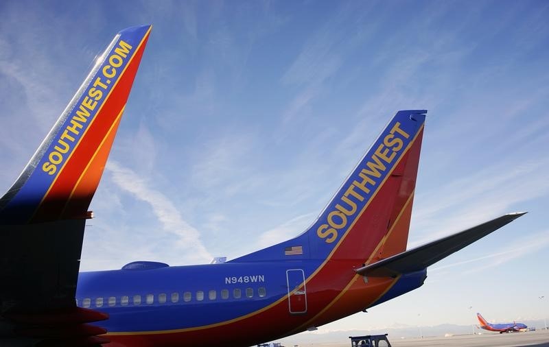 © Reuters. Jato da Southwest Airlines aguarda na pista no Aeroporto Internacional de Denver 