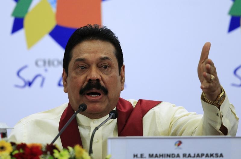© Reuters. Sri Lankan President Rajapaks gestures as he speaks during a news conference at the Commonwealth Heads of Government Meeting in Colombo