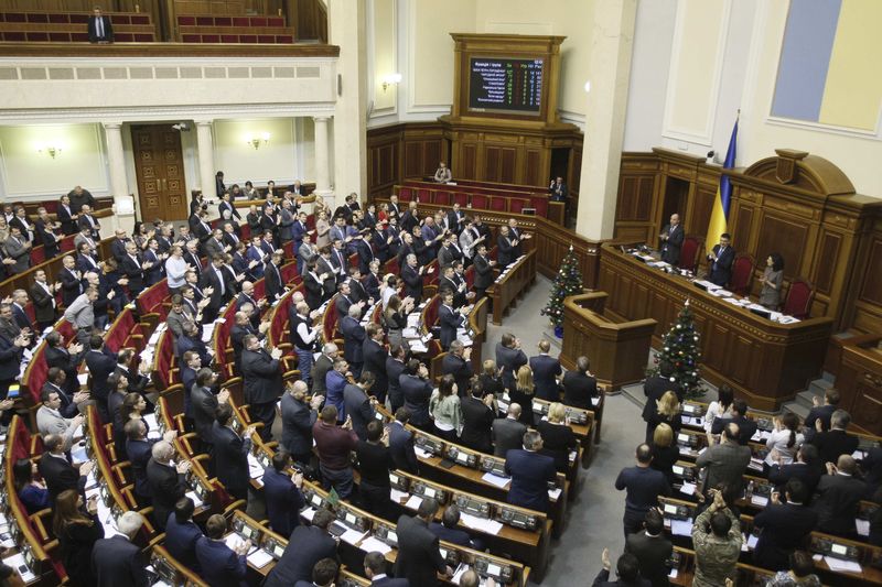 © Reuters. Parliamentary deputies applaud after a renouncing of Ukraine's "non-aligned" status during a session of a parliament in Kiev