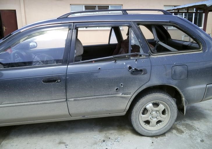 © Reuters. Carro perfurado por balas onde viajava a fotógrafa da Associated Press Anja Niedringhaus, que morreu a tiros no Afeganistão