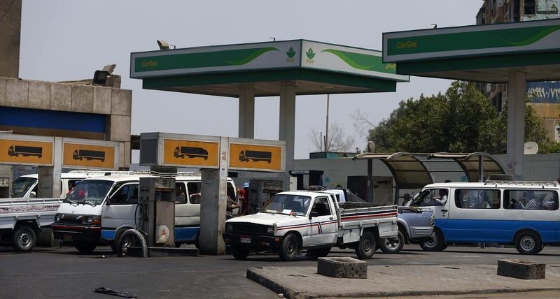 © Reuters. انخفاض أسعار النفط "سلاح ذو حدين" لمصر المتعطشة للطاقة