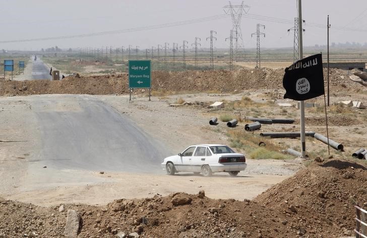 © Reuters. Bandeira do Estado Islamo no final de uma ponte em Kirkuk, em foto de arquivo