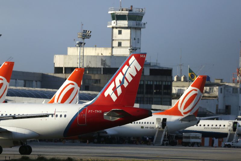 © Reuters. Aviões da TAM e da Gol no aeroporto Santos Dumont, no Rio de Janeiro.