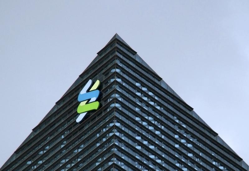 © Reuters. The logo of Standard Chartered is seen at its new Singapore office at the Marina Bay Financial Centre