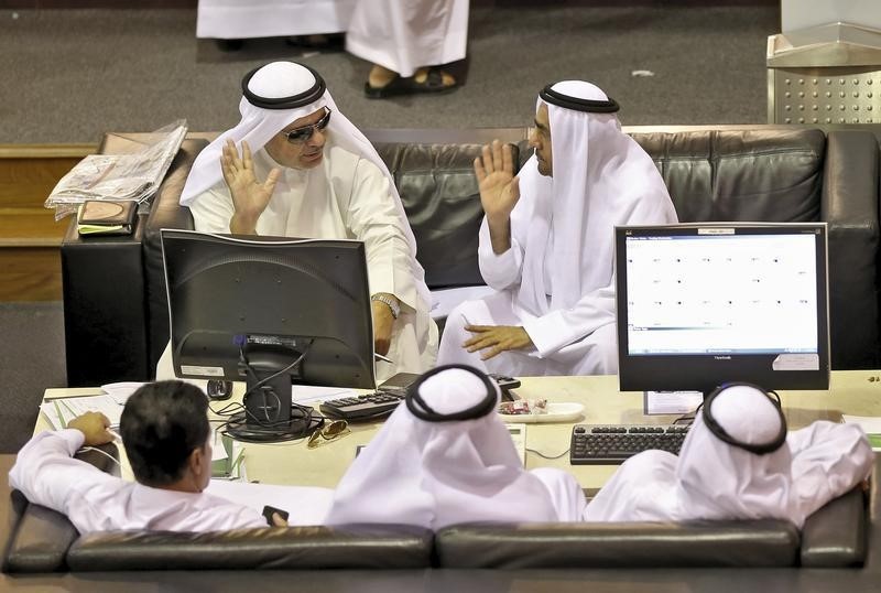 © Reuters. تعثر تعافي أغلب بورصات الخليج مع انخفاض النفط