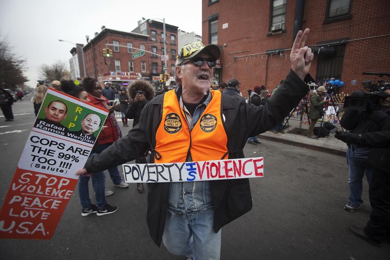 © Reuters. Manifestante protesta em memorial no Brooklyn