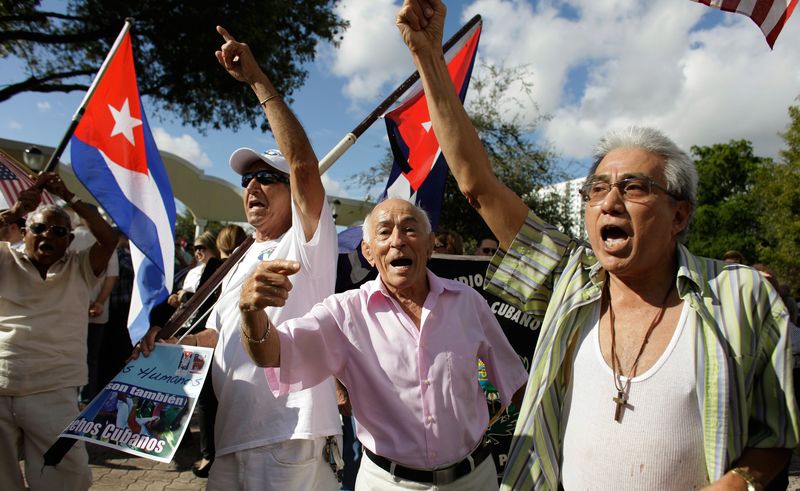 © Reuters. Ativistas anti-Castro protestam em Miami