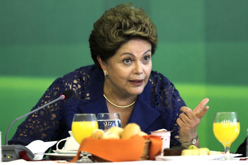 © Reuters. Brazilian President Rousseff speaks during breakfast with media at the Planalto Palace in Brasilia