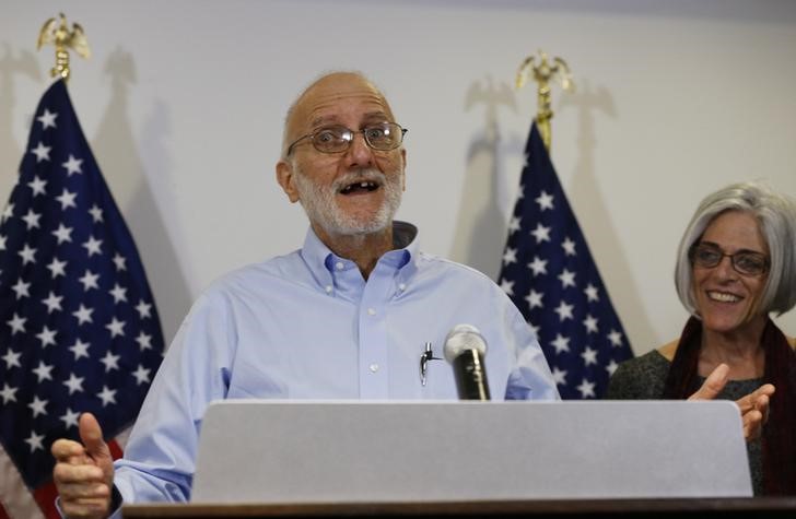 © Reuters. Alan and Judy Gross face news conference in Washington 