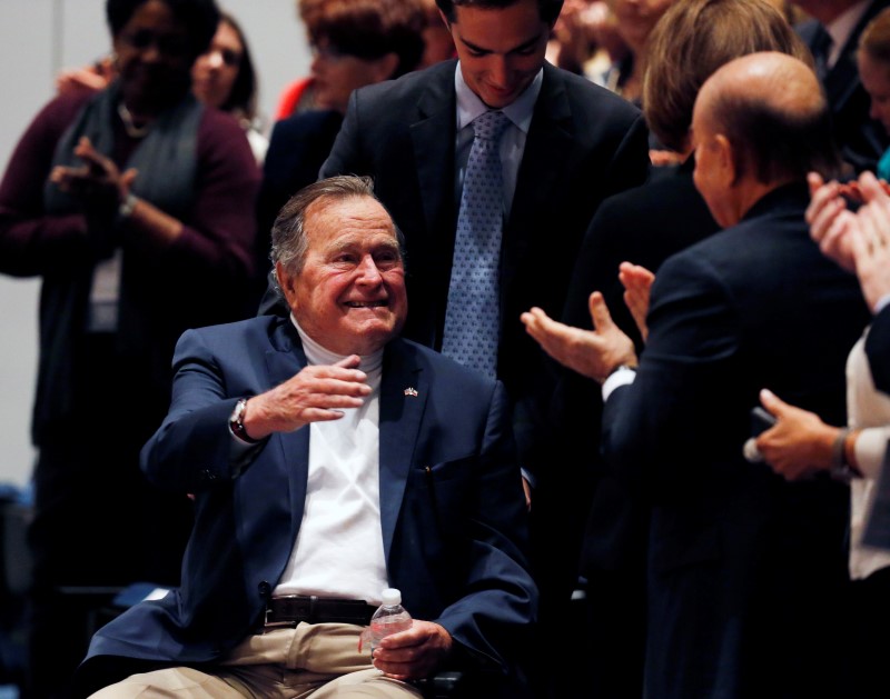 © Reuters. George H.W. Bush is brought into the auditorium where his son speaks talk about his new book titled "41: A Portrait of My Father" in College Station, Texas