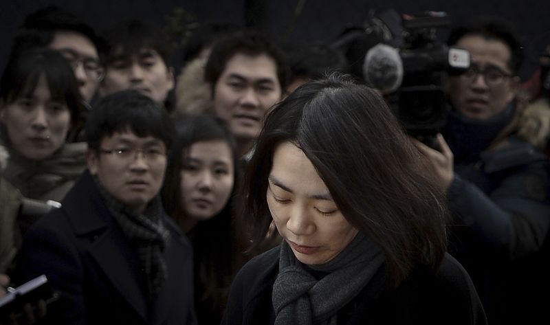 © Reuters. Cho Hyun-ah, daughter of chairman of Korean Air Lines, appears in front of the media outside the offices of the Aviation and Railway Accident Investigation Board in Seoul