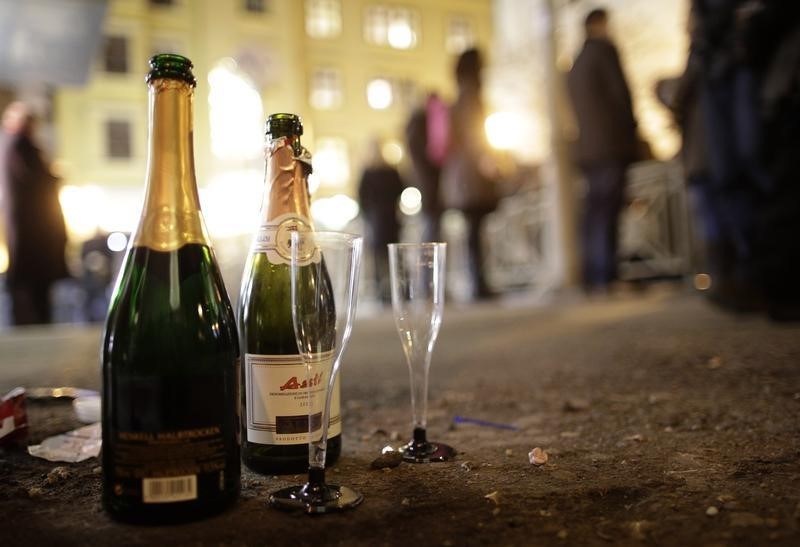 © Reuters. EUROPE ET GRAND EXPORT VONT SAUVER LES VENTES 2014 DE CHAMPAGNE