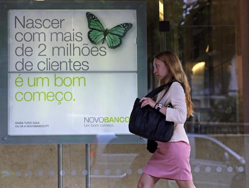 © Reuters. Mulher caminha em frente à sede do Novo Banco em Lisboa