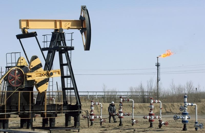© Reuters. Нефтяной станок-качалка близ Нефтеюганска 