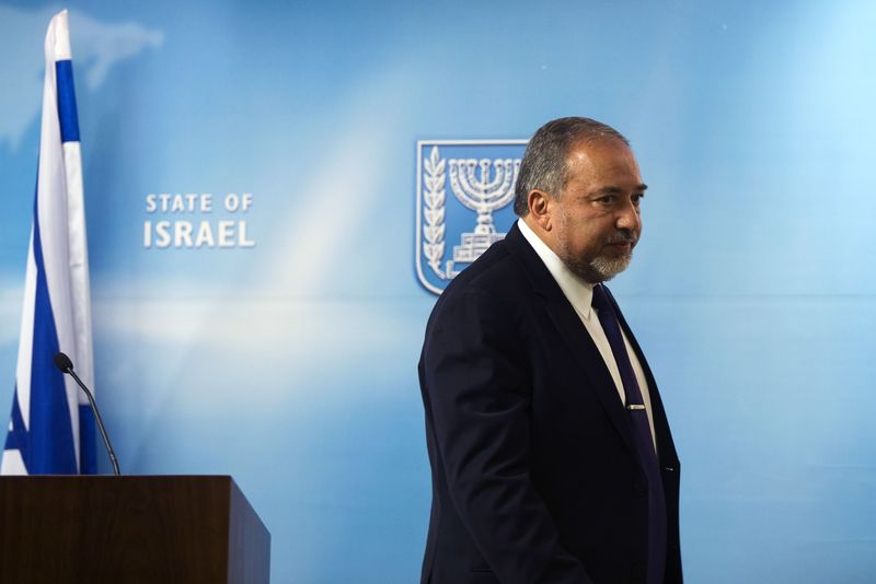 © Reuters. إسرائيل تحتجز عشرات المسؤولين في اطار تحقيق في قضية فساد
