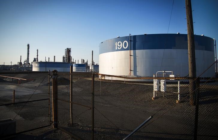 © Reuters. تقرير: مخزونات النفط الخام الأمريكية تزيد 7.3 مليون برميل