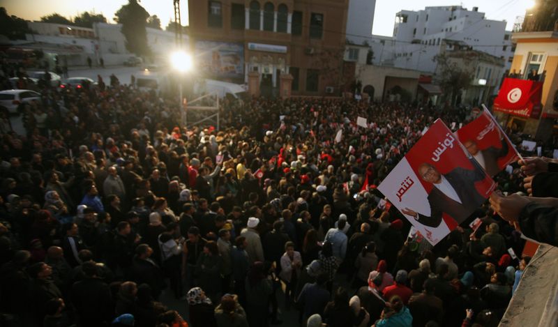 © Reuters. المرزوقي يدعو للتهدئة بعد الاحتجاجات على نتائج انتخابات الرئاسة في تونس