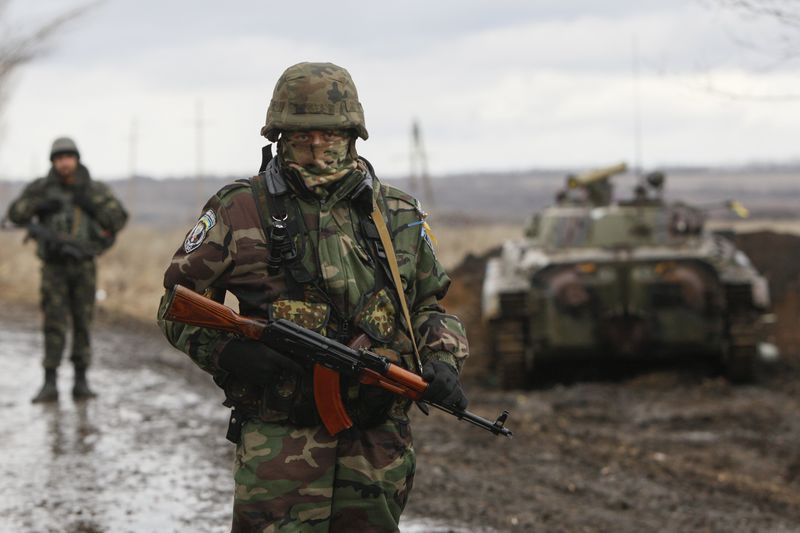 © Reuters. Ukrainian serviceman guards at a checkpoint near the eastern Ukrainian town of Debaltseve in Donetsk region