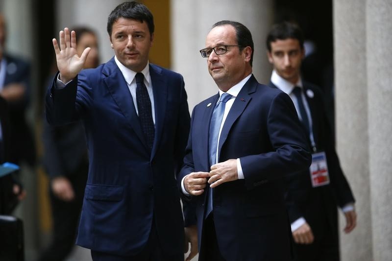 © Reuters. France's President Hollande talks with Italy's Prime Minister Renzi during the Asia-Europe Meeting (ASEM) in Milan