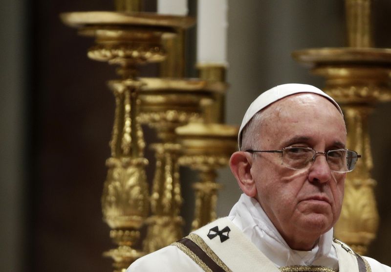 © Reuters. في قداس عيد الميلاد.. البابا يحث العالم على ان يفتحوا قلوبهم لله