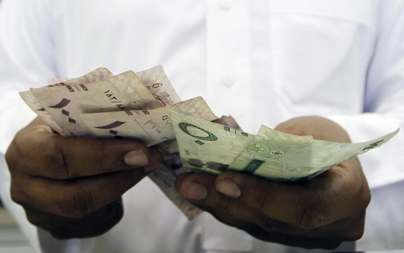 © Reuters. السعودية ترفع الإنفاق لمستوى قياسي في 2015 وتسجل عجزا للمرة الأولى في 6 سنوات