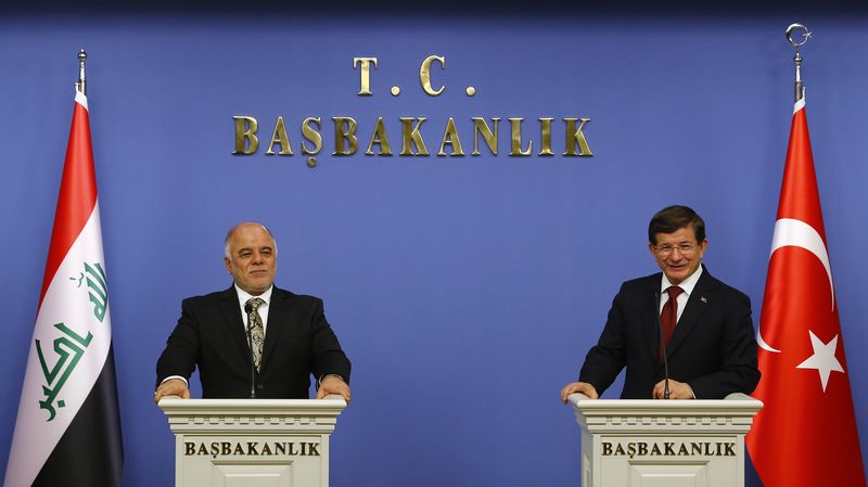 © Reuters. Iraqi Prime Minister Haider al-Abadi and Turkey's Prime Minister Ahmet Davutoglu addresses the media in Ankara