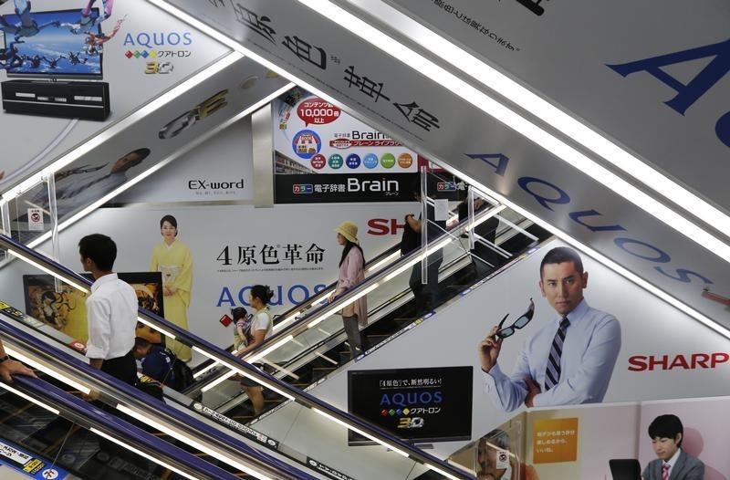 © Reuters. Advertisements for Sharp are seen at an electronics shop in Tokyo