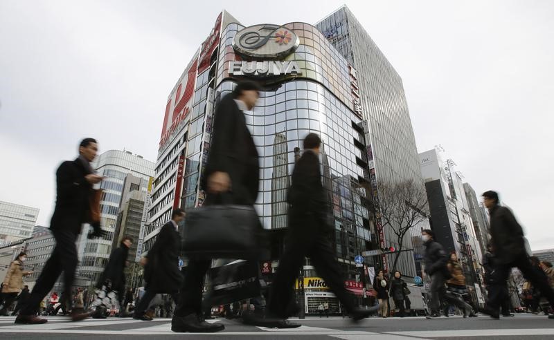 © Reuters. Pedestrians cross a street at Tokyo's Ginza shopping district