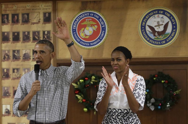 © Reuters. U.S. President Barack Obama and First Lady Michelle Obama greet U.S. military personnel at Marine Corps Base Hawaii on Christmas Day in Kaneohe Bay, Hawaii