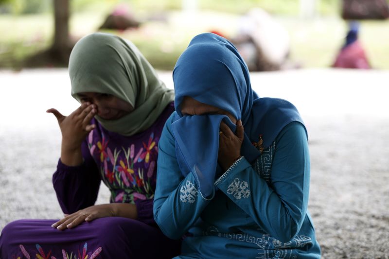 © Reuters. Mulheres de Aceh choram ao lembrar as vítimas e a destruição do tsunami de 2004 em Banda Aceh