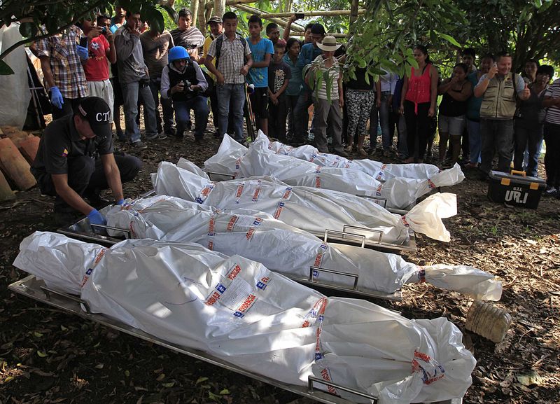 © Reuters. Corpos de soldados colombianos mortos pelas Farc em Santander de Quilichao, Cauca