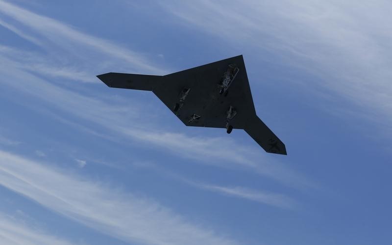 © Reuters. Um drone de combate X-47B fotografado acima de um porta-aviões 