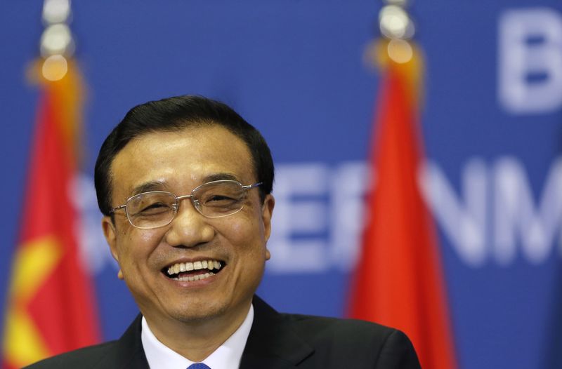 © Reuters. Premiê da China, Li Keqiang, sorri durante entrevista coletiva, em foto de arquivo