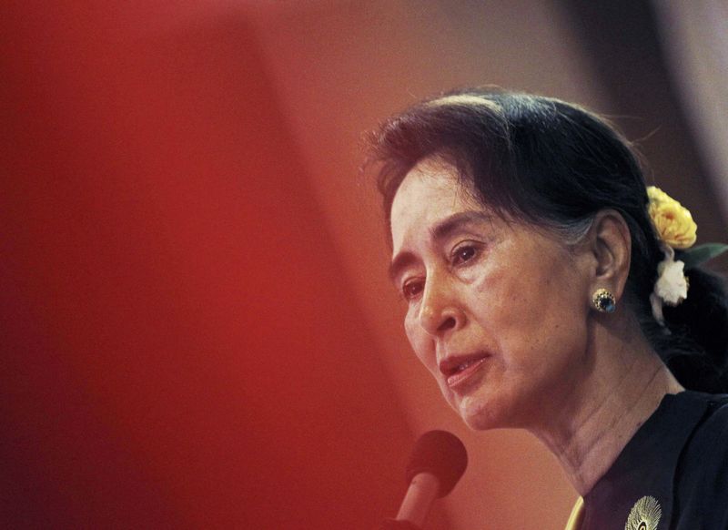 © Reuters. Myanmar's opposition leader Aung San Suu Kyi speaks at the National League for Democracy Party's central comity meeting in Yangon