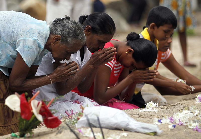 © Reuters. HOMMAGE AUX VICTIMES DU TSUNAMI DU 26 DÉCEMBRE 2004