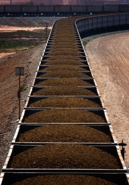 © Reuters. Trem com vagões cheios de minério de ferro na Austrália