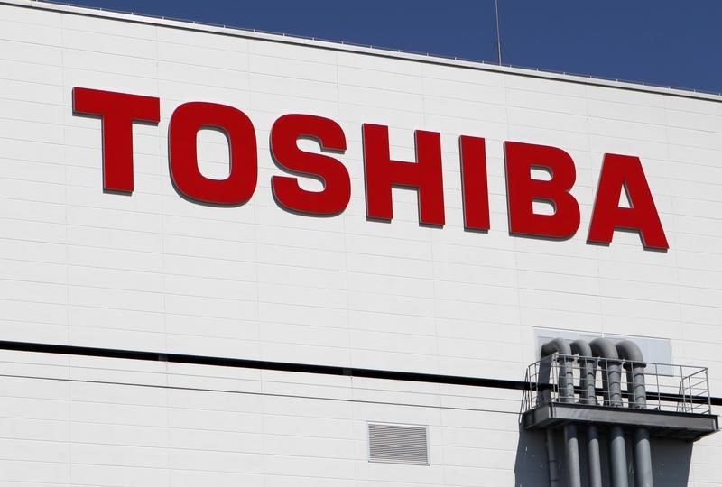 © Reuters. Logotipo da Toshiba em sua fábrica de memórias flash em Yokkaichi, Japão 