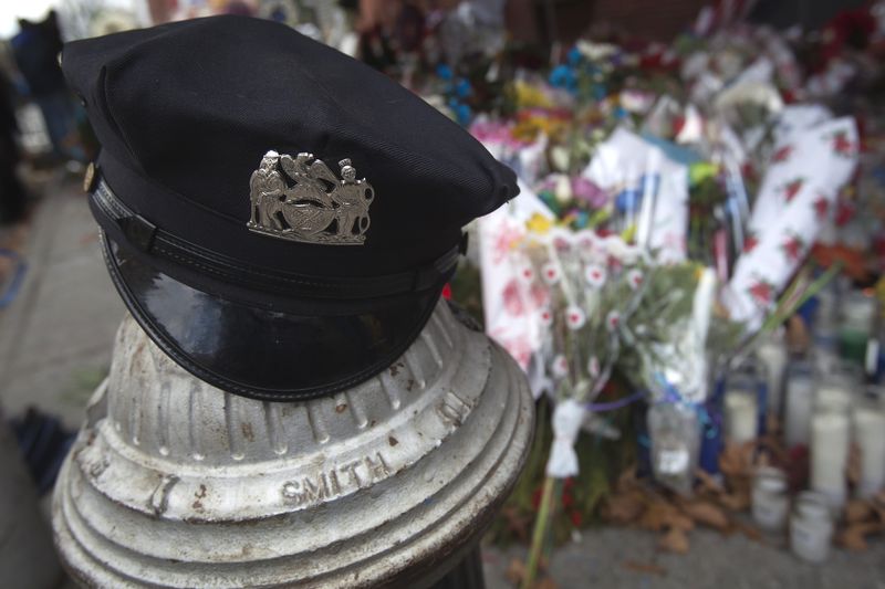 © Reuters. Chapéu da polícia fotogrado peto de local de homenagem a policias mortos no Brooklyn, em Nova York