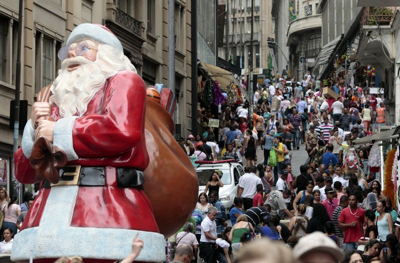 © Reuters. Pessoas andam em rua comercial no centro de São Paulo 