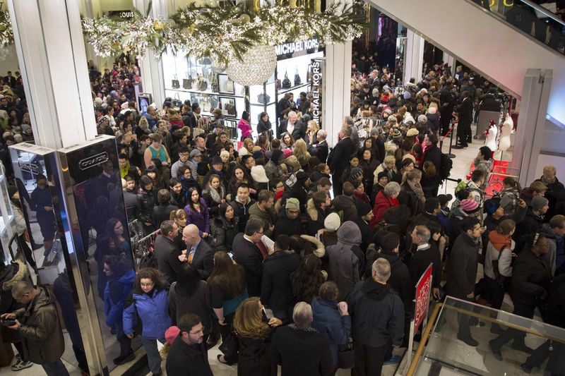 © Reuters. Shoppers enter Macy's to kick off Black Friday sales in New York