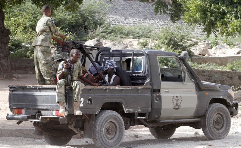 © Reuters. Somalia security forces transport blind-folded suspects detained on their pick-up truck after attackers from the militant group al Shabaab invaded the African Union in Somalia's capital Mogadishu