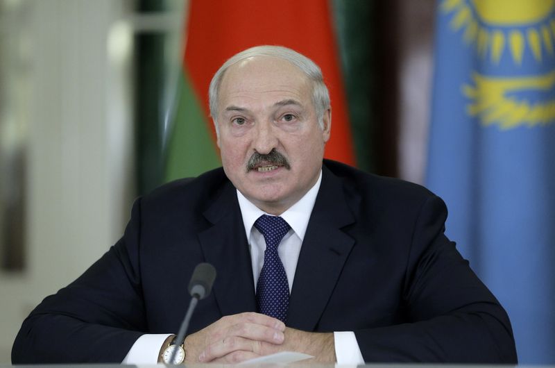 © Reuters. Belarus President Lukashenko speaks during a news conference after a meeting of the Eurasian Economic Union at the Kremlin in Moscow