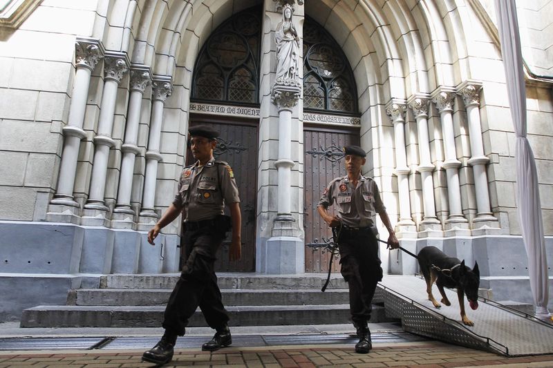 © Reuters. La policía indonesia detiene a seis personas sospechosas de unirse al Estado Islámico