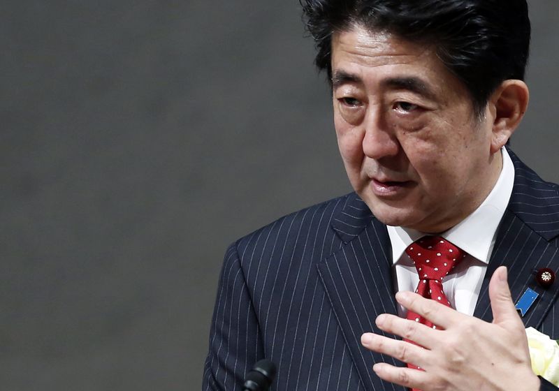 © Reuters. Japón aprueba paquete de estímulo por 23.819 mlns eur