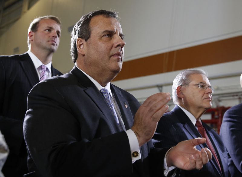 © Reuters. New Jersey Governor Chris Christie (C) and U.S. Senator Robert Menendez (R) applaud as U.S. President Barack Obama speaks at Joint Base McGuire-Dix-Lakehurst in New Jersey