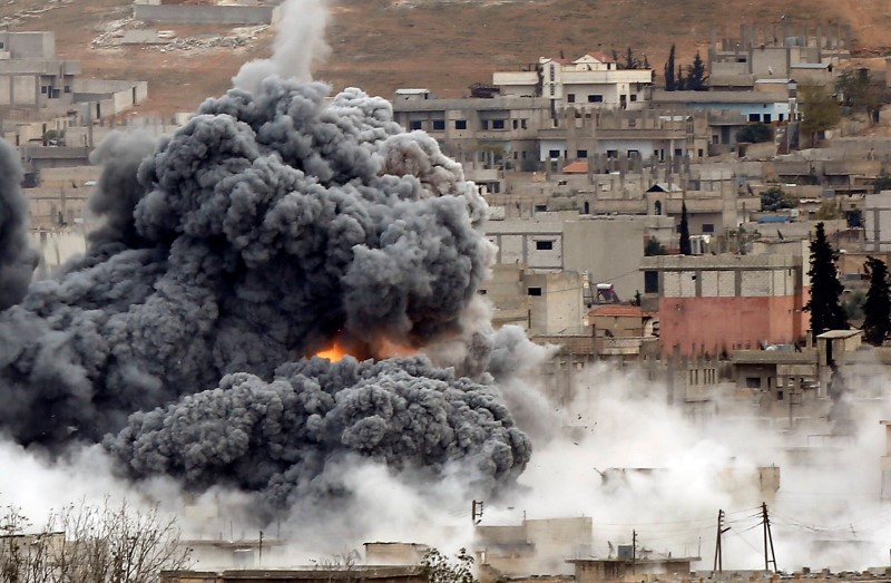 © Reuters. An explosion following an air strike is seen in central Kobani