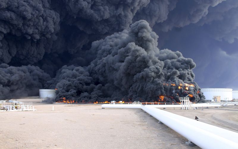 © Reuters. Smoke rises from an oil tank fire in Es Sider port